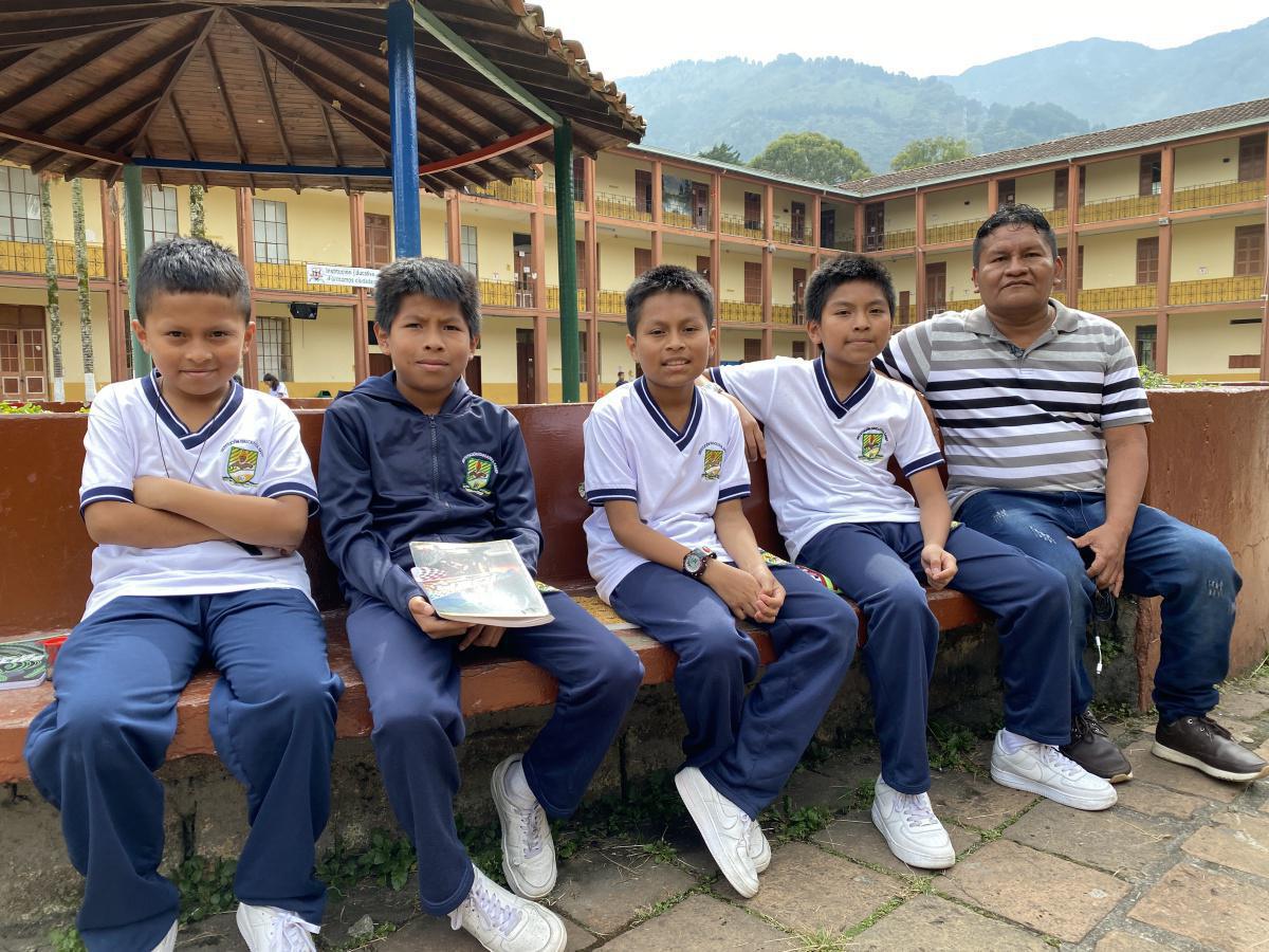 Medellín cuenta con 4.884 alumnos de diferentes etnias en el sistema educativo Medellín cuenta con 4.884 alumnos de diferentes etnias en el sistema educativo