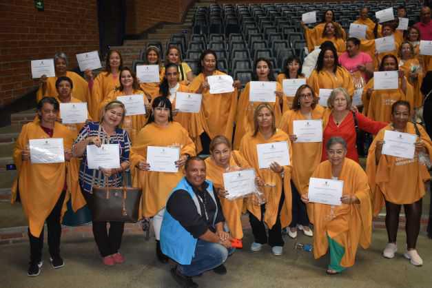 A través de la estrategia Medellín Me Cuida Discapacidad, el Distrito certificó a 406 cuidadores de personas con discapacidad A través de la estrategia Medellín Me Cuida Discapacidad, el Distrito certificó a 406 cuidadores de personas con discapacidad