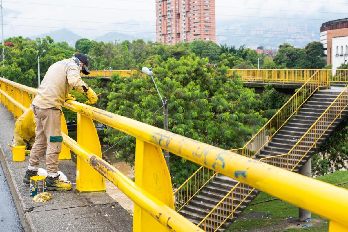 La Alcaldía de Medellín adelanta acciones de instalación y mantenimiento de pasamanos y defensas viales