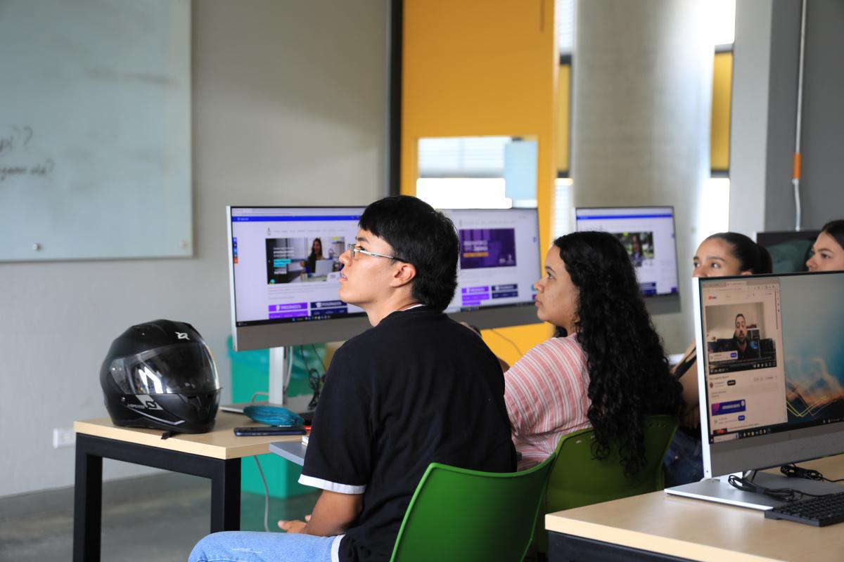 Medellín abre convocatoria para acceder a 15.000 becas para estudiar inglés