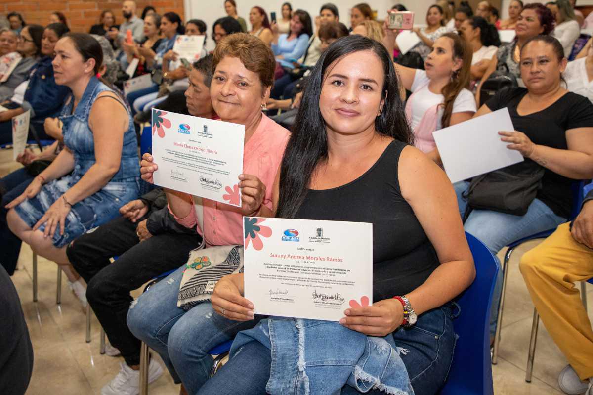 150 cuidadoras y cuidadores de personas mayores fueron certificados por la Alcaldía de Medellín