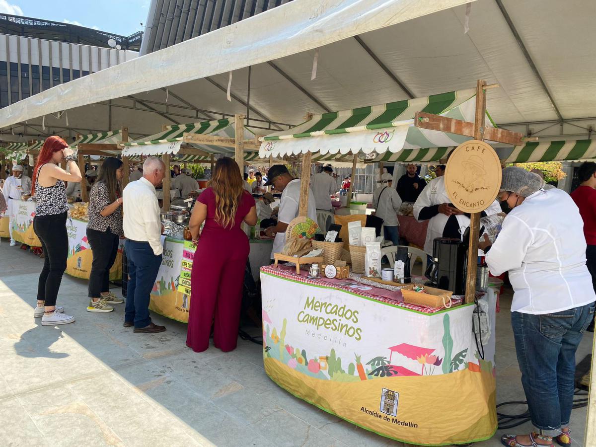 En solo dos meses, los productores rurales apoyados por la Alcaldía de Medellín han vendido más de $1.200 millones En solo dos meses, los productores rurales apoyados por la Alcaldía de Medellín han vendido más de $1.200 millones