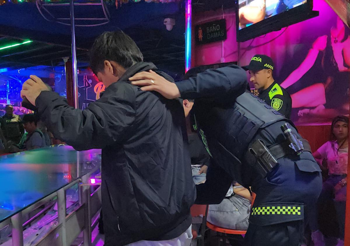 Con “Operativo relámpago”, la Alcaldía de Medellín y la Policía intervinieron la Plaza Botero y puntos estratégicos del Centro Con “Operativo relámpago”, la Alcaldía de Medellín y la Policía intervinieron la Plaza Botero y puntos estratégicos del Centro