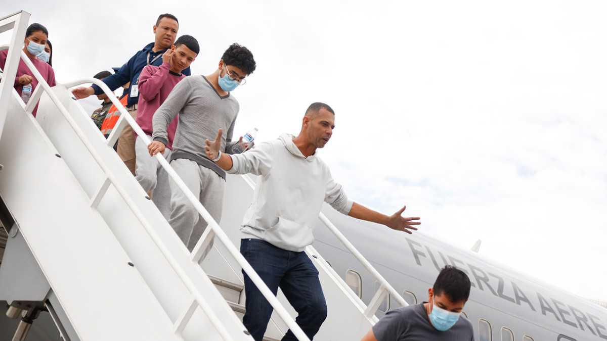 Colombia ofrece créditos y apoyo integral a deportados desde EE. UU. para reconstruir sus vidas Colombia ofrece créditos y apoyo integral a deportados desde EE. UU. para reconstruir sus vidas