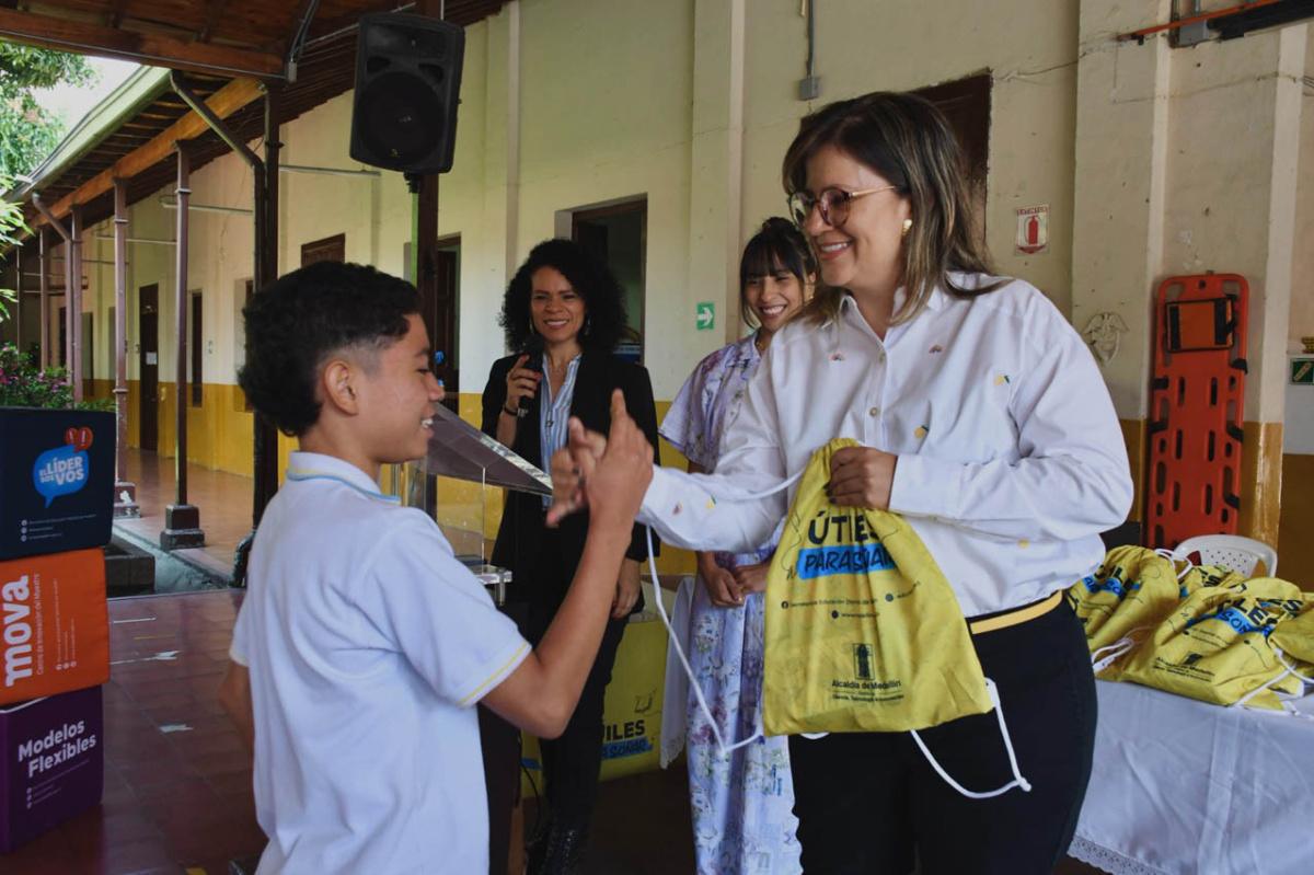 Medellín le apuesta a la educación: entregan 4.000 kits escolares para evitar deserción Medellín le apuesta a la educación: entregan 4.000 kits escolares para evitar deserción