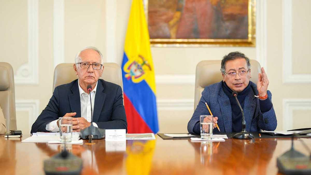 Petro financiará emergencia por fiebre amarilla con plata de concesiones viales incumplidas