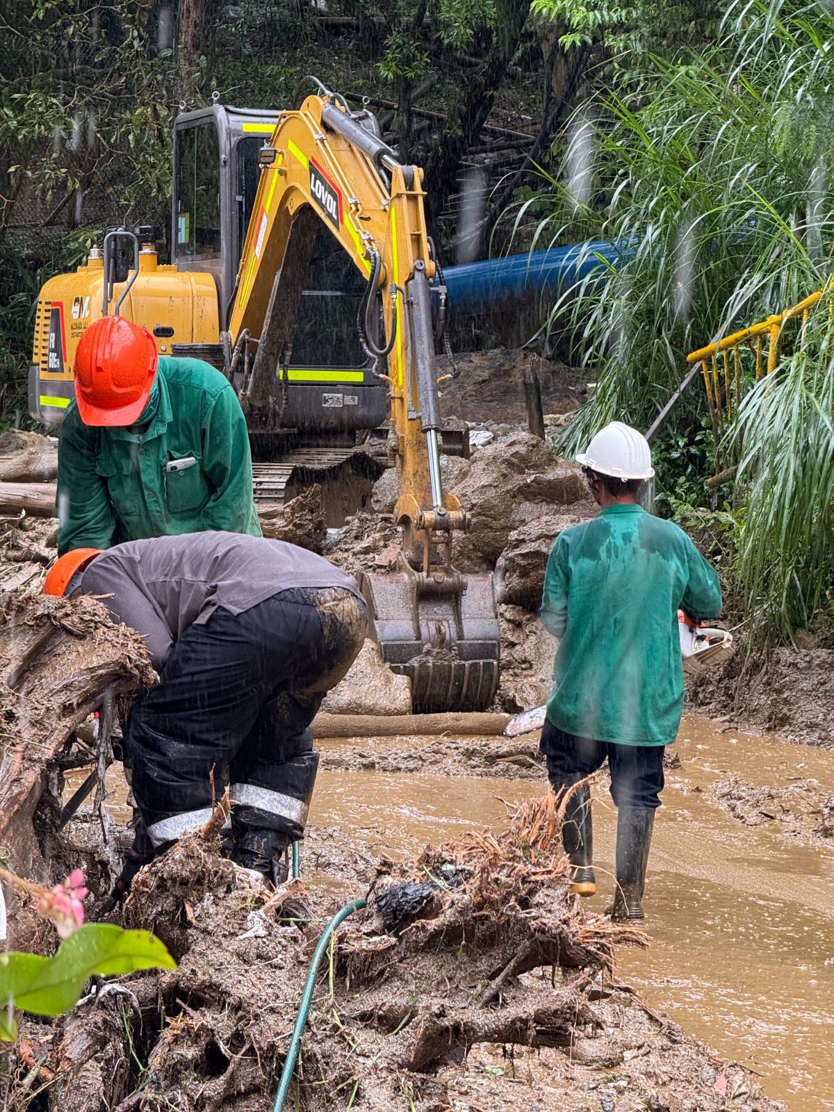 ¡Atención, vecinos! Alcaldía interviene quebrada La Aguadita en Enciso tras creciente por lluvias