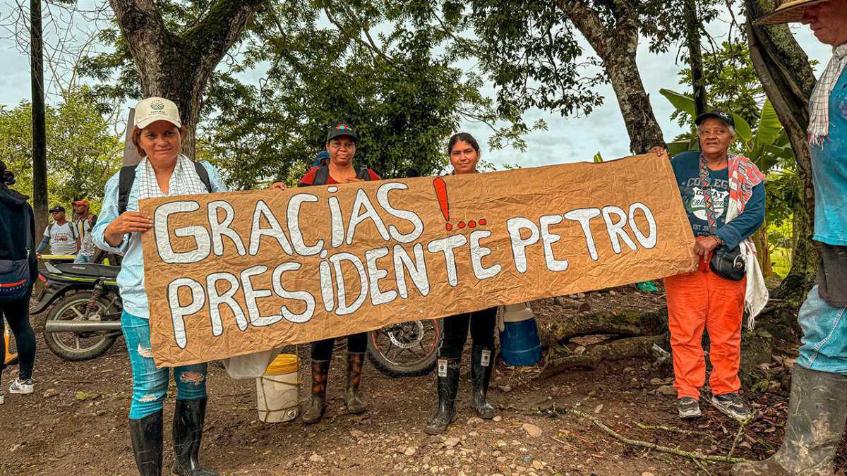 Petro entrega 4.500 hectáreas a campesinos del Magdalena Medio: tierras recuperadas de exparacos