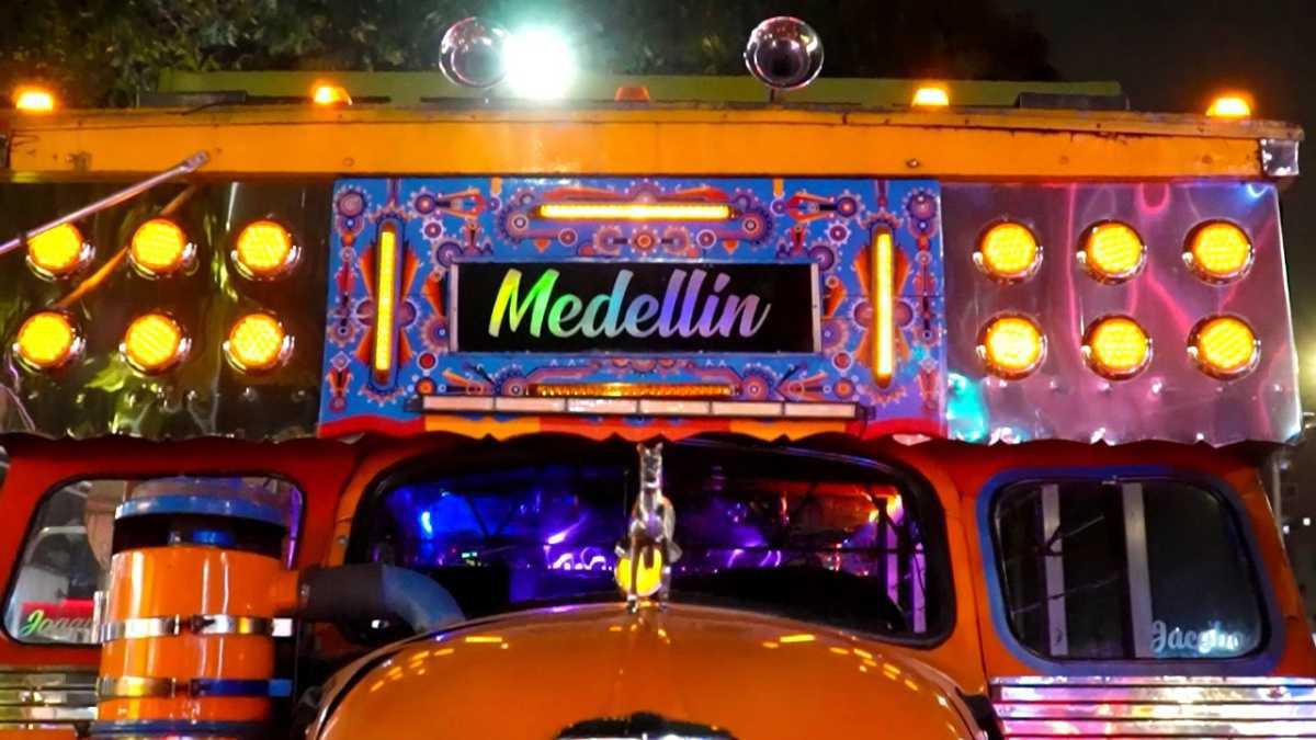Conductores de 'chivas' se capacitan para manejar más seguros en Medellín