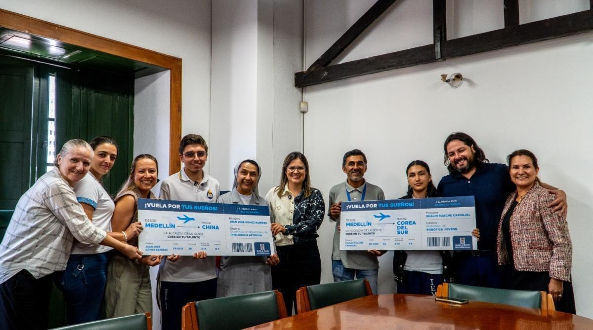 ¡De Medellín para el mundo! Dos jóvenes cracks de la robótica viajarán a mundiales en Asia