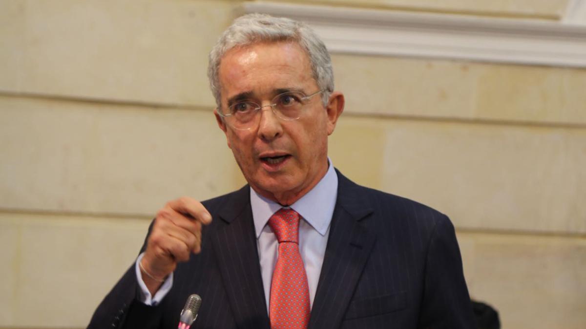 Uribe condenado a 12 años de prisión domiciliaria: Corte lo halló culpable de soborno y fraude procesal