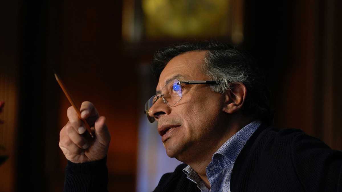 Petro a Uribe: 'Deje de sembrar odio y reconcíliese con Colombia' tras muerte de senador Miguel Uribe