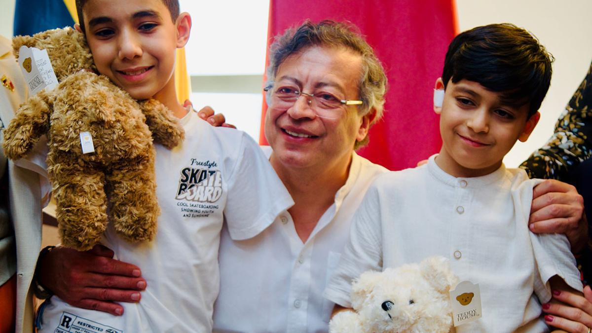 Petro con niños de Gaza en Qatar: 'No puede ser una humanidad que mate niños con misiles' Petro con niños de Gaza en Qatar: 'No puede ser una humanidad que mate niños con misiles'