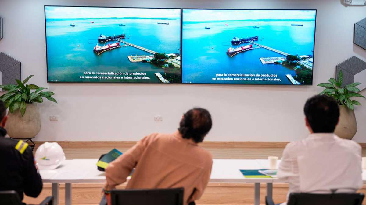 Petro Visita Planta de Hidrógeno Verde en Cartagena: "Colombia Será Potencia Energética"