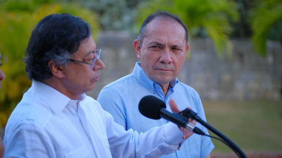 Presidente Petro Anuncia Salario Mínimo de 2 Millones de Pesos para 2026