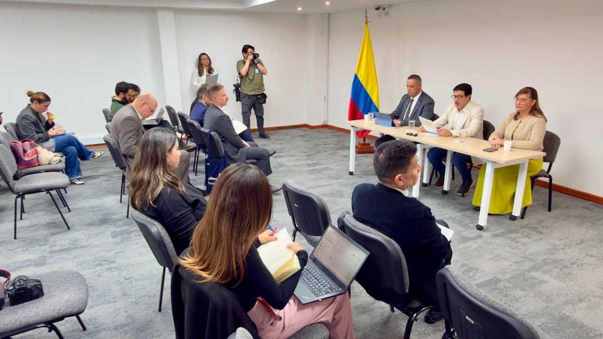 Avances en Diálogo con el Ejército Gaitanista: Se Instalan Mesas en Cinco Municipios Piloto Avances en Diálogo con el Ejército Gaitanista: Se Instalan Mesas en Cinco Municipios Piloto