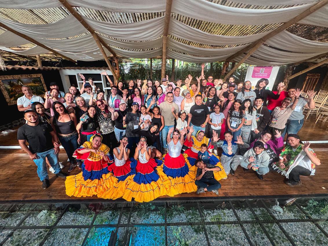 Medellín Abraza la Diversidad: 465 Hogares LGBTIQ+ Han Recibido Acompañamiento del Distrito