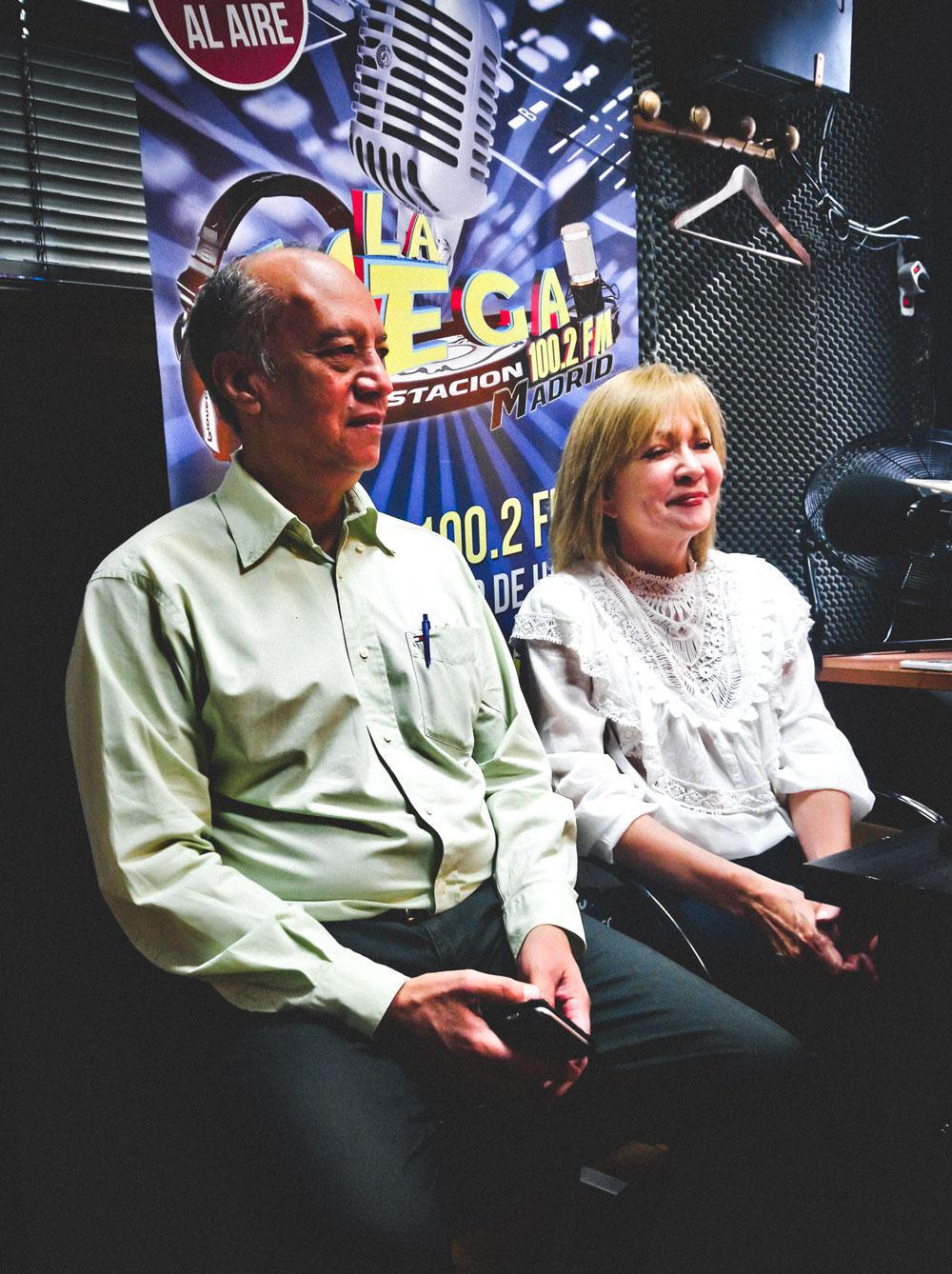 Entrevista de Radio en Arroz con Mango por la Megaestacion 100.2 FM Entrevista de Radio en Arroz con Mango por la Megaestacion 100.2 FM