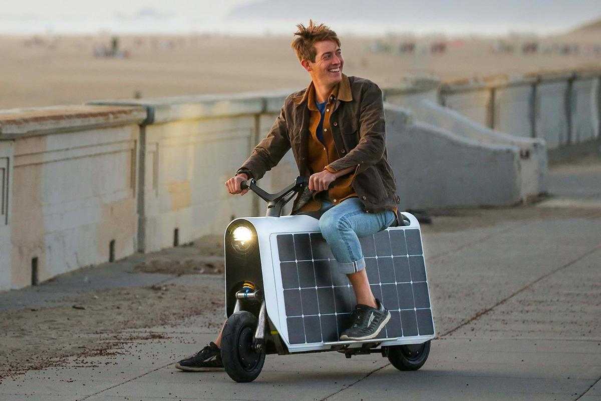 Lightfoot : un scooter électrique compact équipé de panneaux solaires