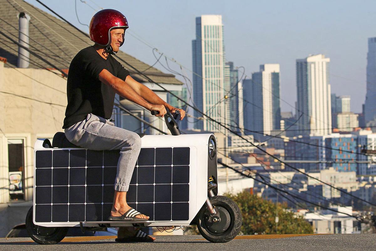 Lightfoot : un scooter électrique compact équipé de panneaux solaires