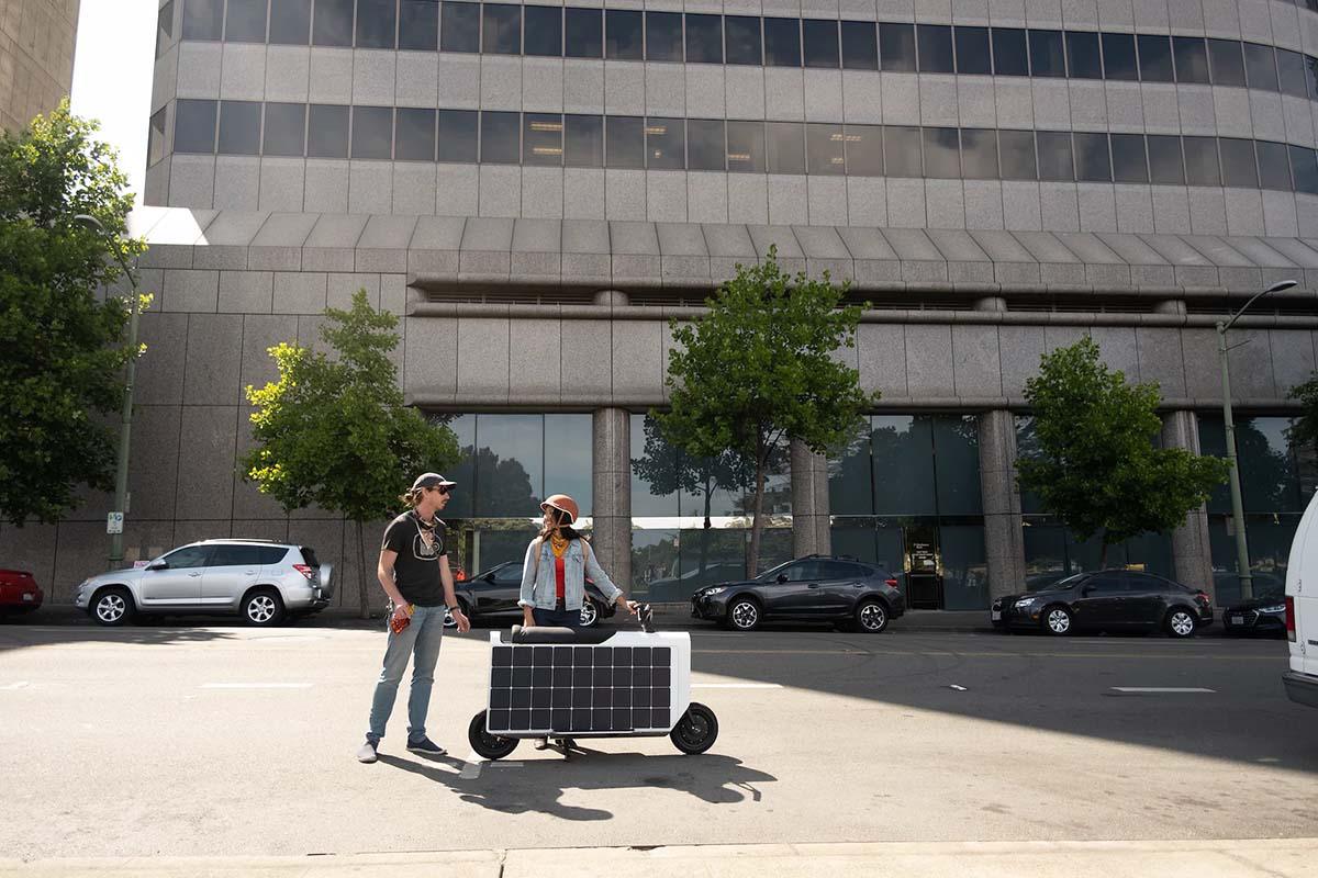 Lightfoot : un scooter électrique compact équipé de panneaux solaires