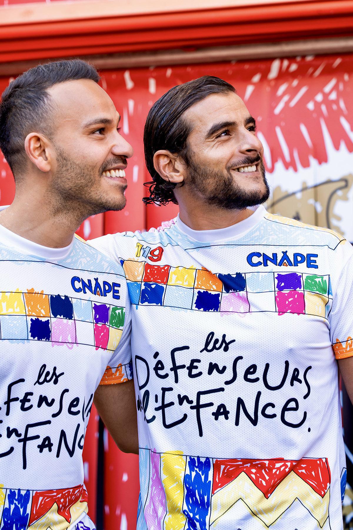 Un maillot de foot dessiné par des enfants pour sensibiliser à la protection de l’enfance