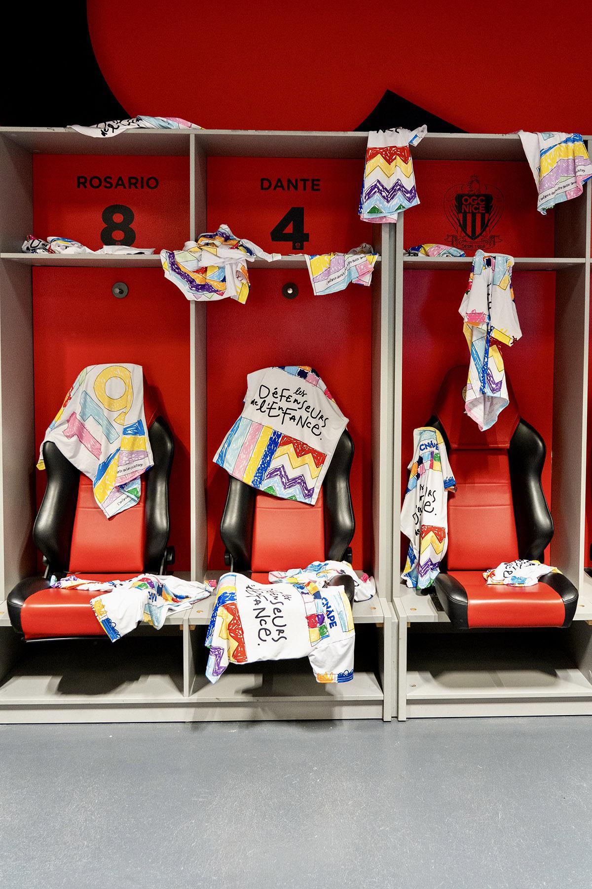 Un maillot de foot dessiné par des enfants pour sensibiliser à la protection de l’enfance