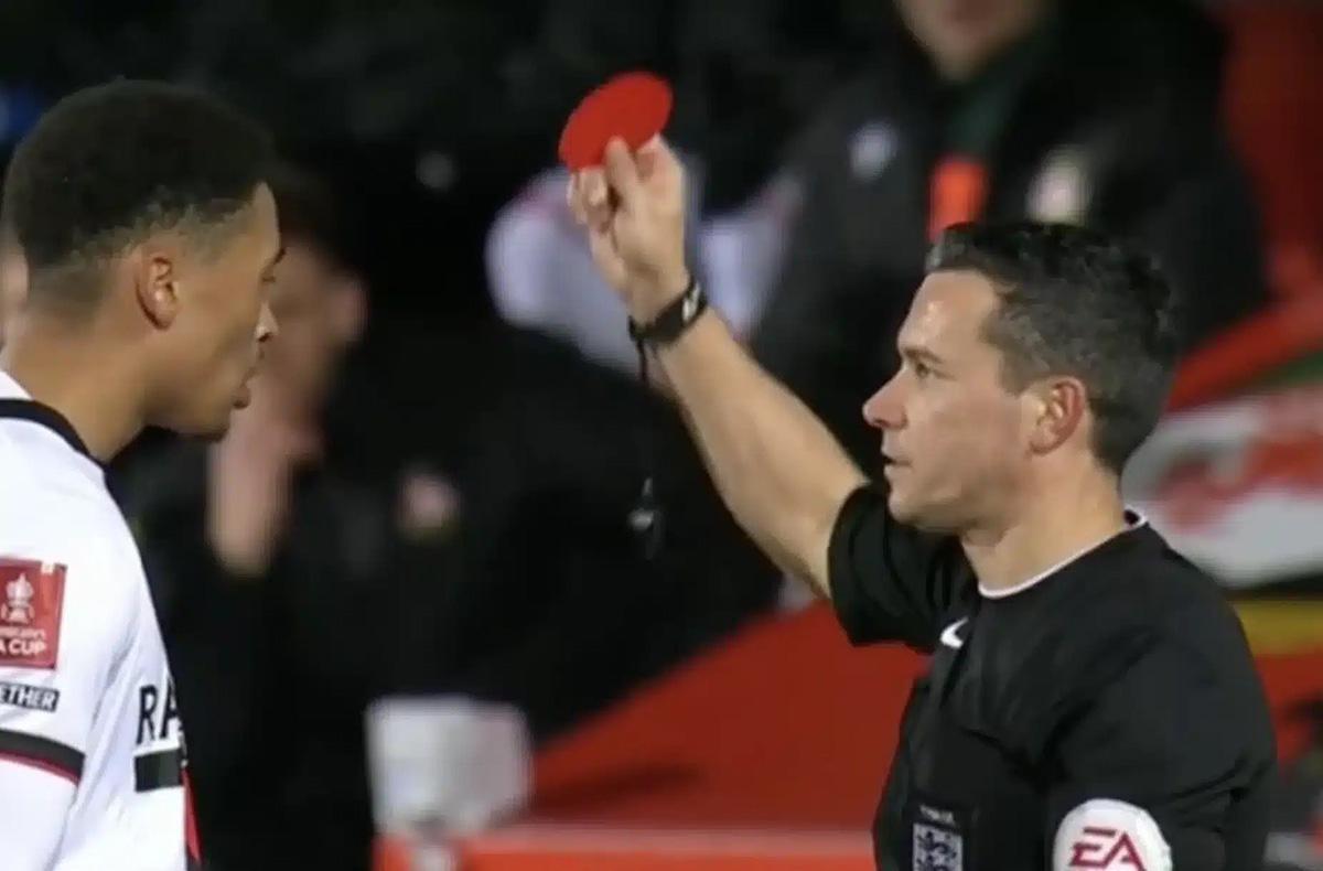 Football : le premier carton rouge rond a été utilisé lors d’un match en Angleterre Football : le premier carton rouge rond a été utilisé lors d’un match en Angleterre