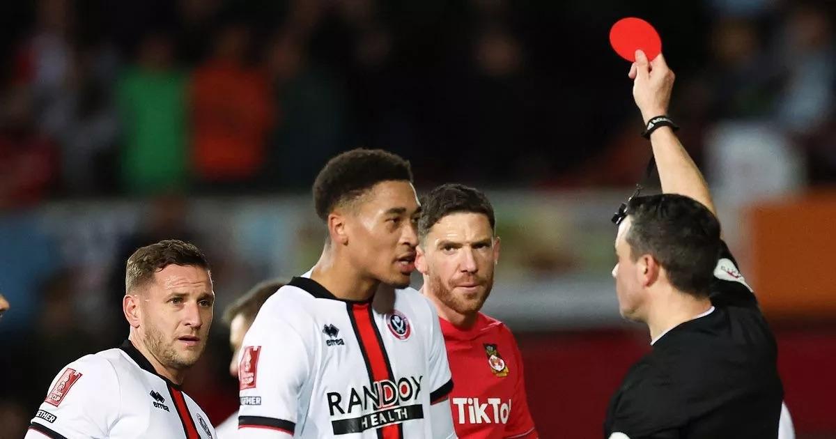 Football : le premier carton rouge rond a été utilisé lors d’un match en Angleterre Football : le premier carton rouge rond a été utilisé lors d’un match en Angleterre