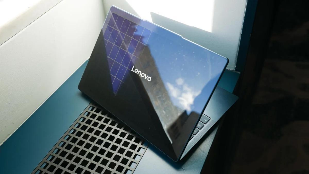 Lenovo dévoile un ordinateur qui se recharge grâce à l’énergie solaire Lenovo dévoile un ordinateur qui se recharge grâce à l’énergie solaire