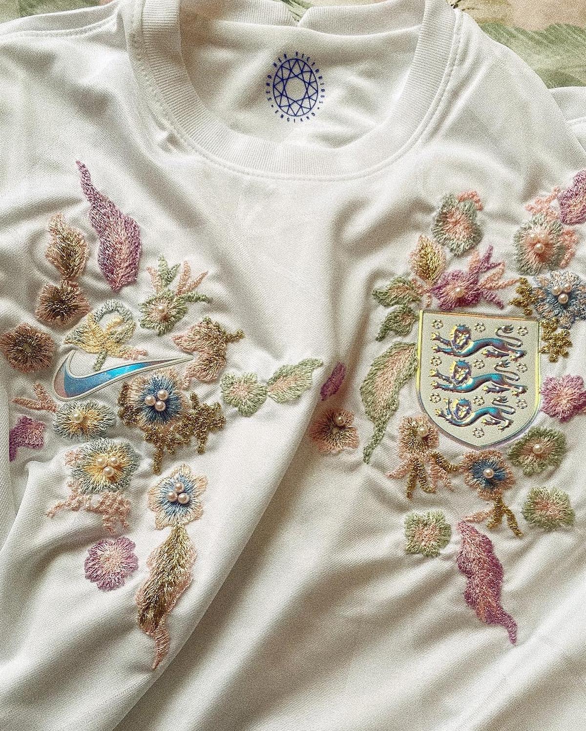 L’artiste Diana Al Shammari sublime les maillots de foot avec des magnifiques broderies L’artiste Diana Al Shammari sublime les maillots de foot avec des magnifiques broderies