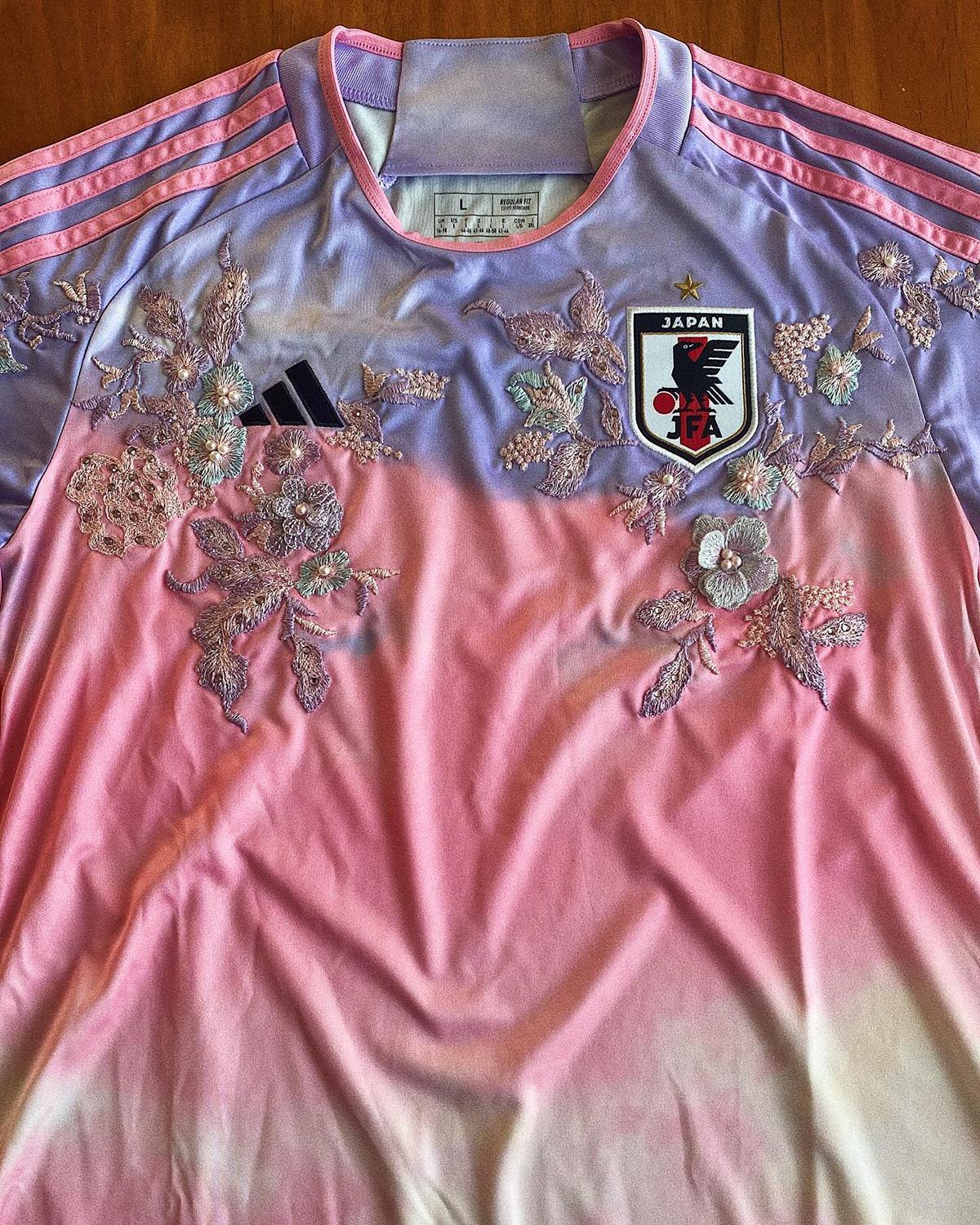 L’artiste Diana Al Shammari sublime les maillots de foot avec des magnifiques broderies L’artiste Diana Al Shammari sublime les maillots de foot avec des magnifiques broderies