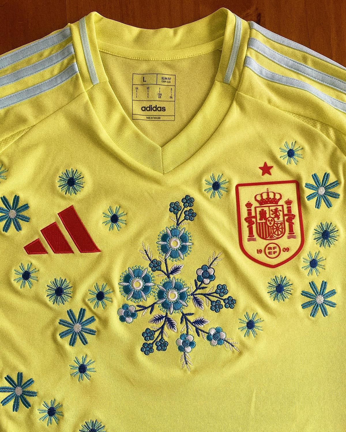 L’artiste Diana Al Shammari sublime les maillots de foot avec des magnifiques broderies L’artiste Diana Al Shammari sublime les maillots de foot avec des magnifiques broderies