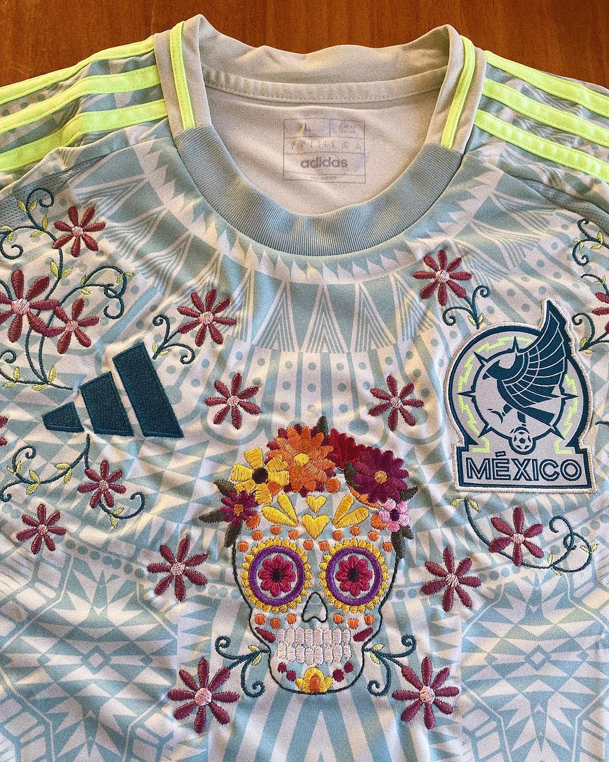 L’artiste Diana Al Shammari sublime les maillots de foot avec des magnifiques broderies L’artiste Diana Al Shammari sublime les maillots de foot avec des magnifiques broderies