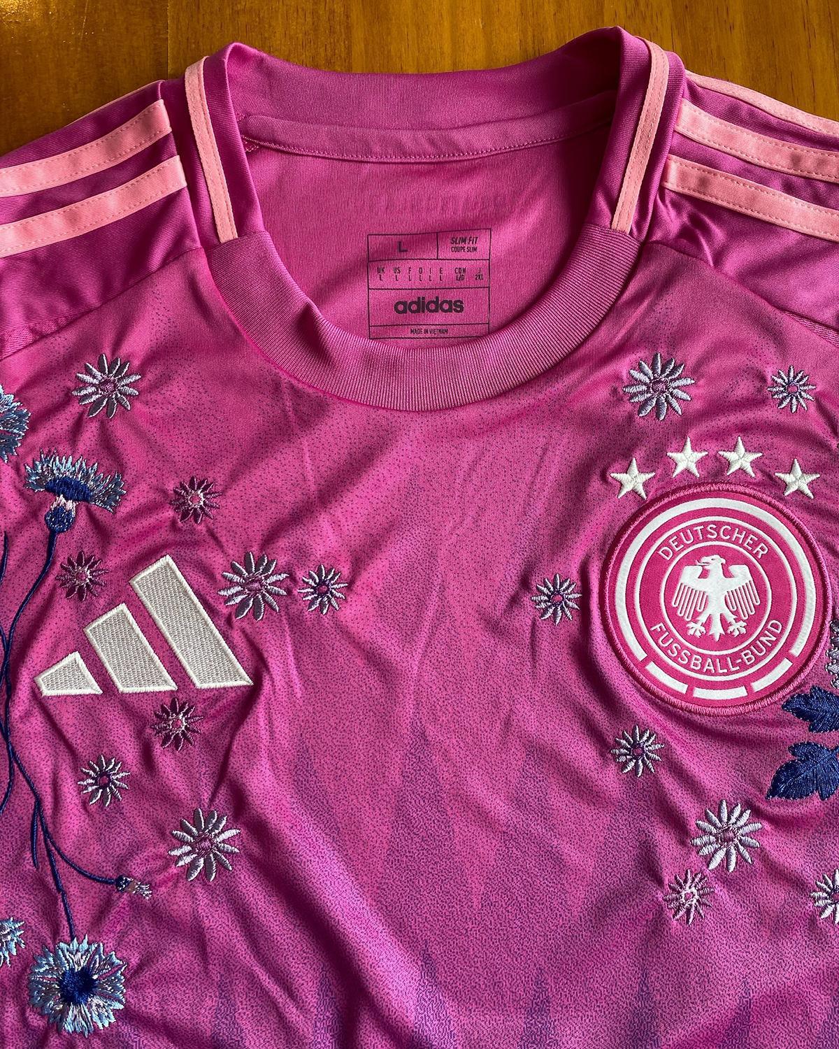 L’artiste Diana Al Shammari sublime les maillots de foot avec des magnifiques broderies L’artiste Diana Al Shammari sublime les maillots de foot avec des magnifiques broderies