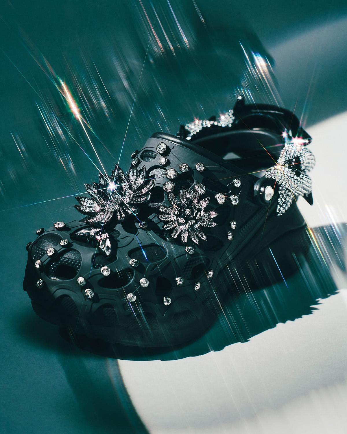 Crocs dévoile des sabots-bijoux premium incrustés de cristaux Swarovski