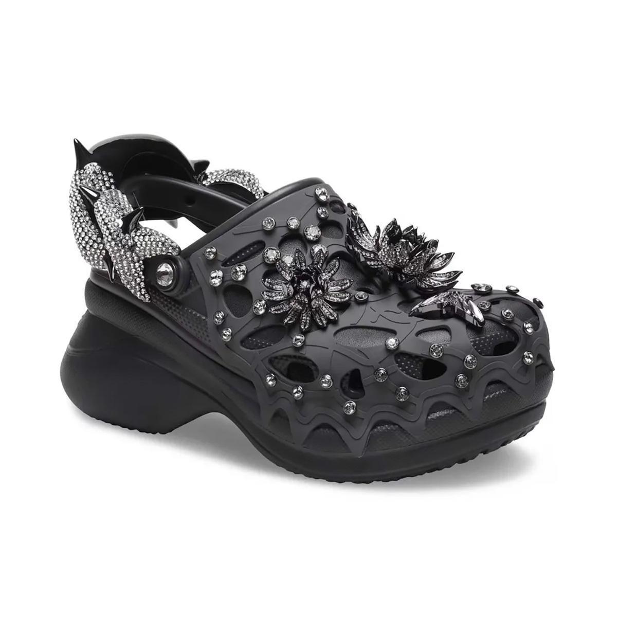 Crocs dévoile des sabots-bijoux premium incrustés de cristaux Swarovski