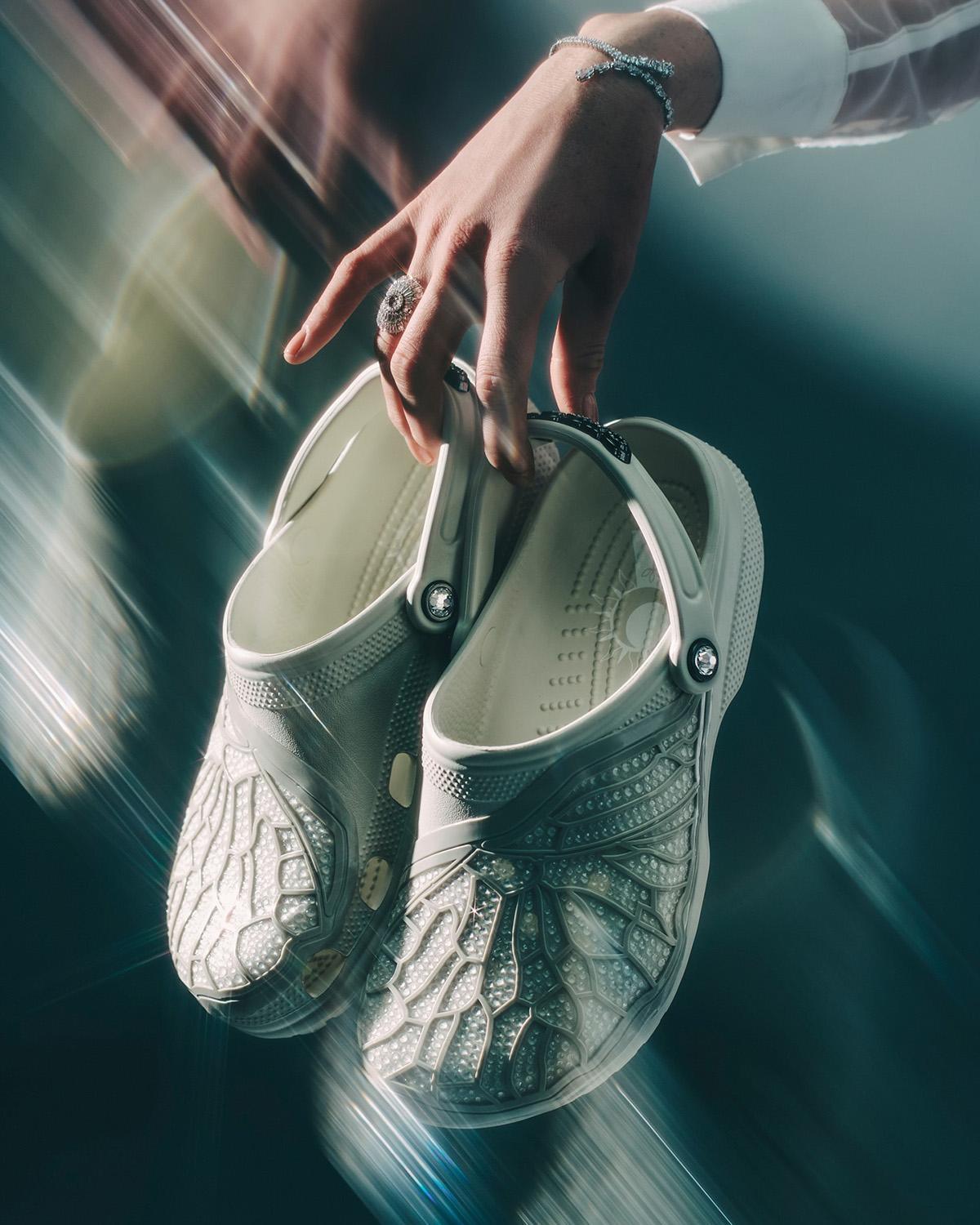 Crocs dévoile des sabots-bijoux premium incrustés de cristaux Swarovski