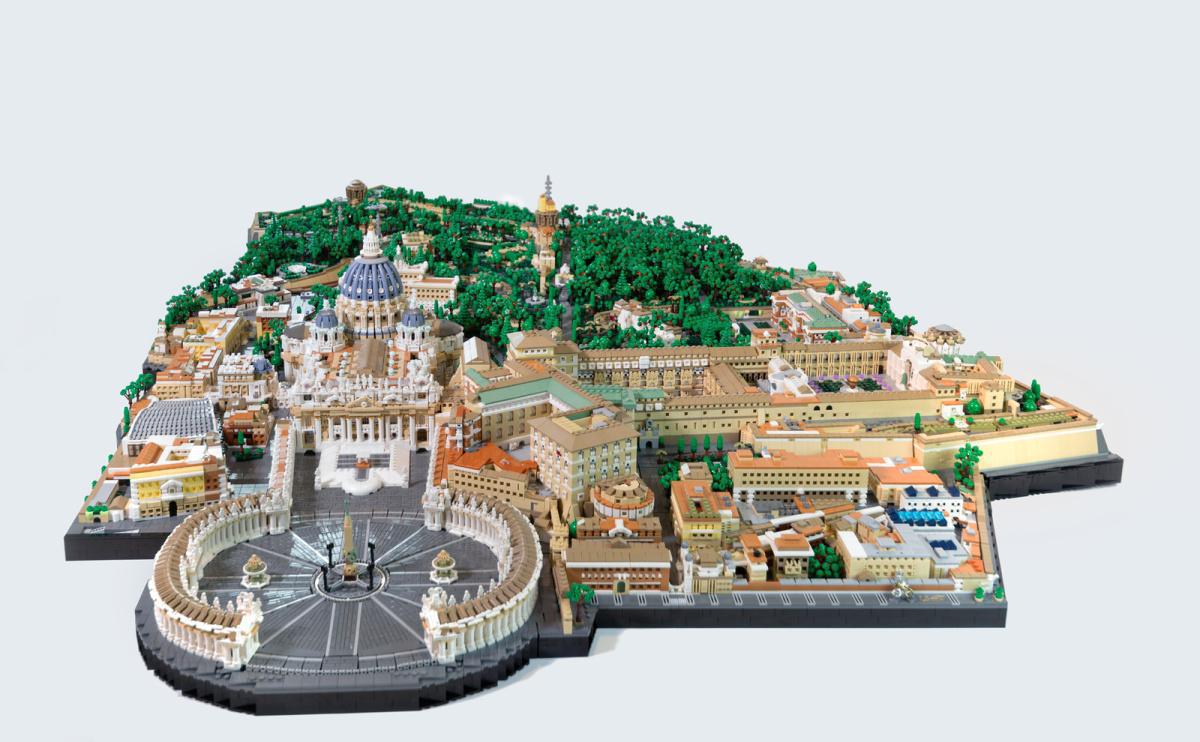 Cet artiste crée une réplique de la Cité du Vatican en LEGO avec 67 000 briques