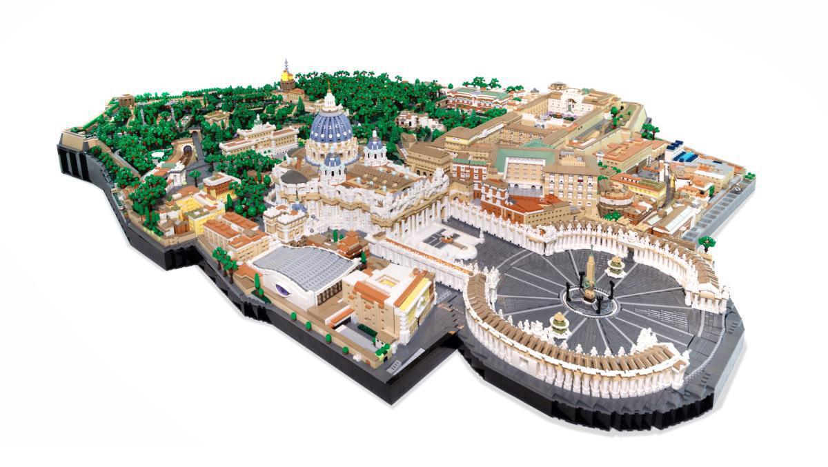 Cet artiste crée une réplique de la Cité du Vatican en LEGO avec 67 000 briques