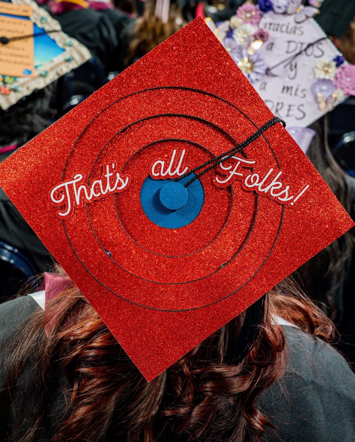 États-Unis : les diplômés de cette université détournent leur chapeau avec créativité États-Unis : les diplômés de cette université détournent leur chapeau avec créativité