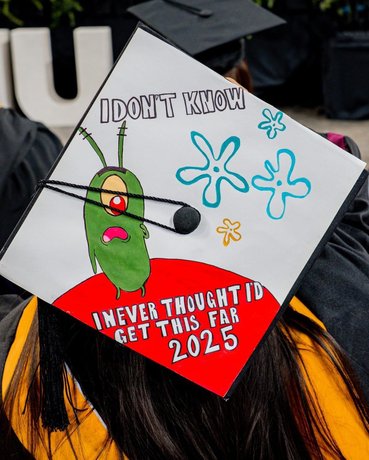 États-Unis : les diplômés de cette université détournent leur chapeau avec créativité États-Unis : les diplômés de cette université détournent leur chapeau avec créativité