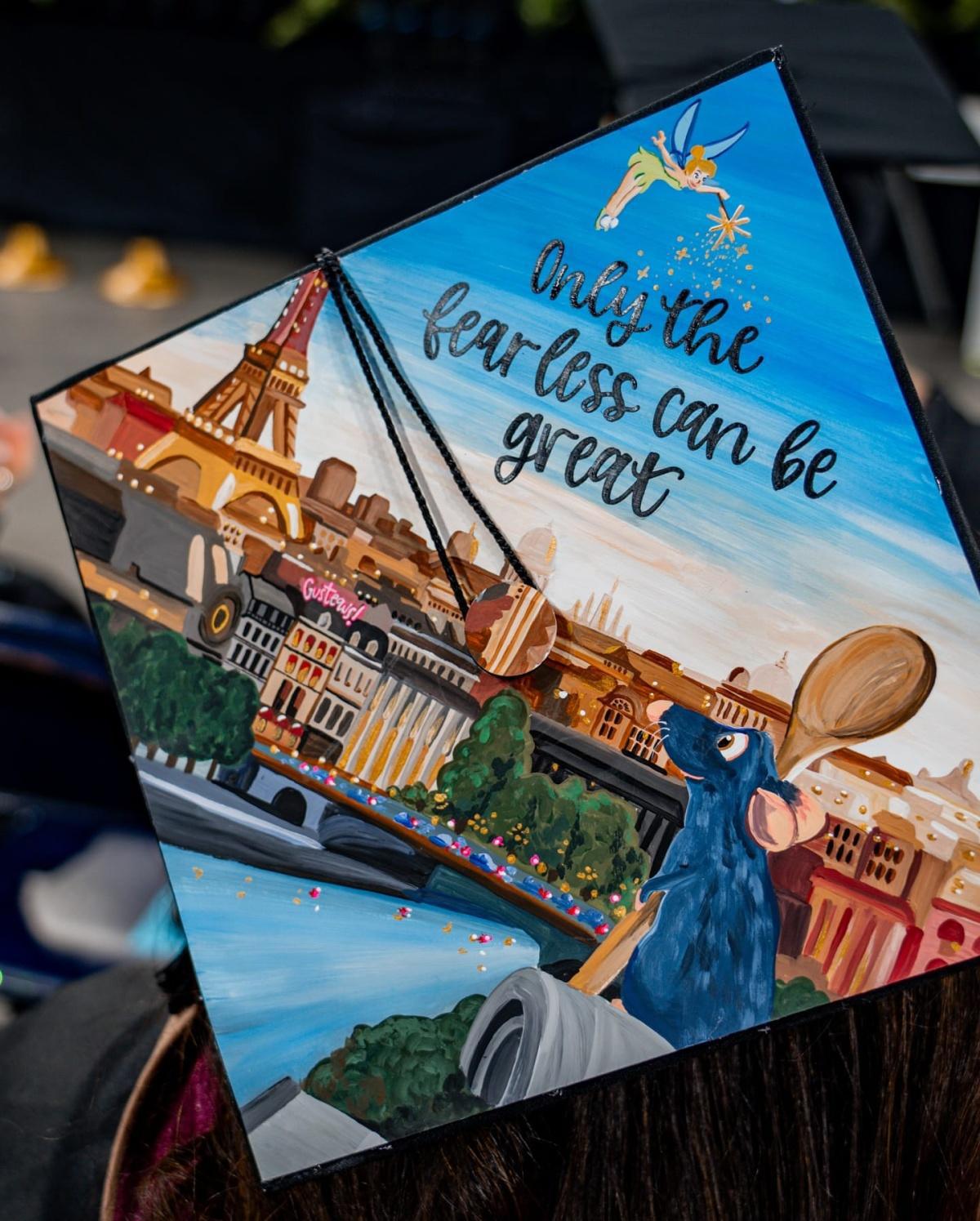 États-Unis : les diplômés de cette université détournent leur chapeau avec créativité États-Unis : les diplômés de cette université détournent leur chapeau avec créativité