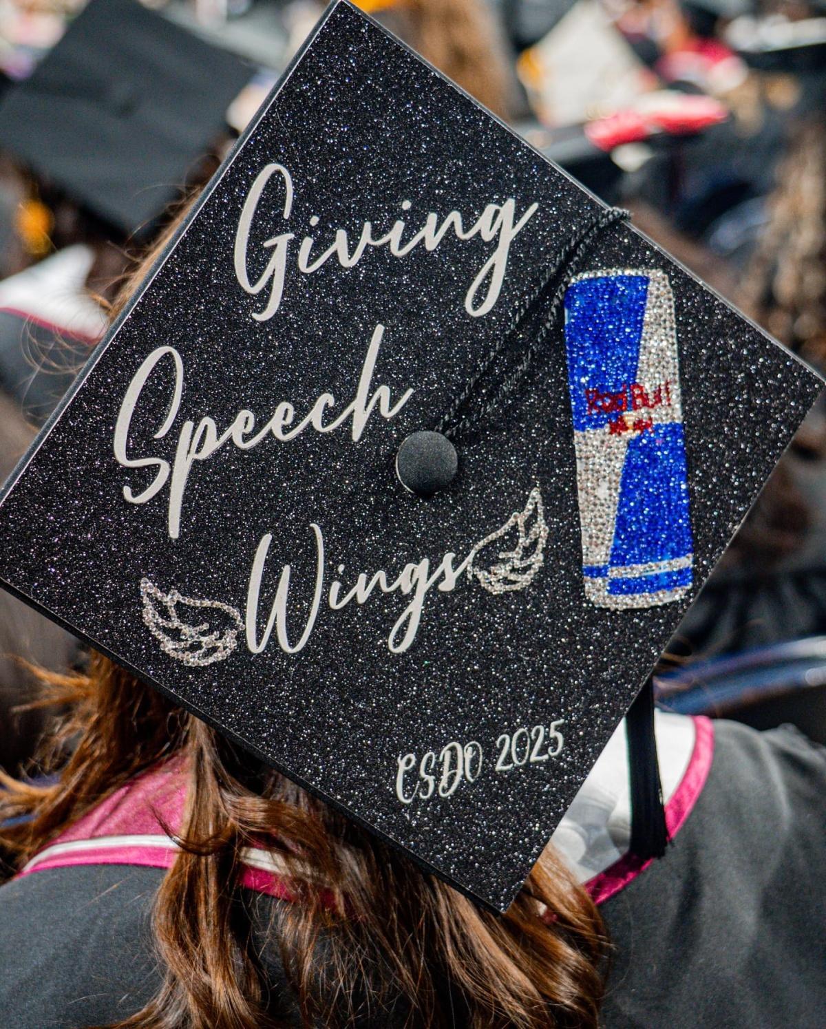 États-Unis : les diplômés de cette université détournent leur chapeau avec créativité États-Unis : les diplômés de cette université détournent leur chapeau avec créativité