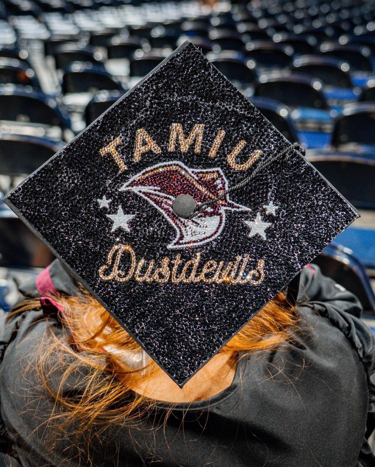 États-Unis : les diplômés de cette université détournent leur chapeau avec créativité États-Unis : les diplômés de cette université détournent leur chapeau avec créativité