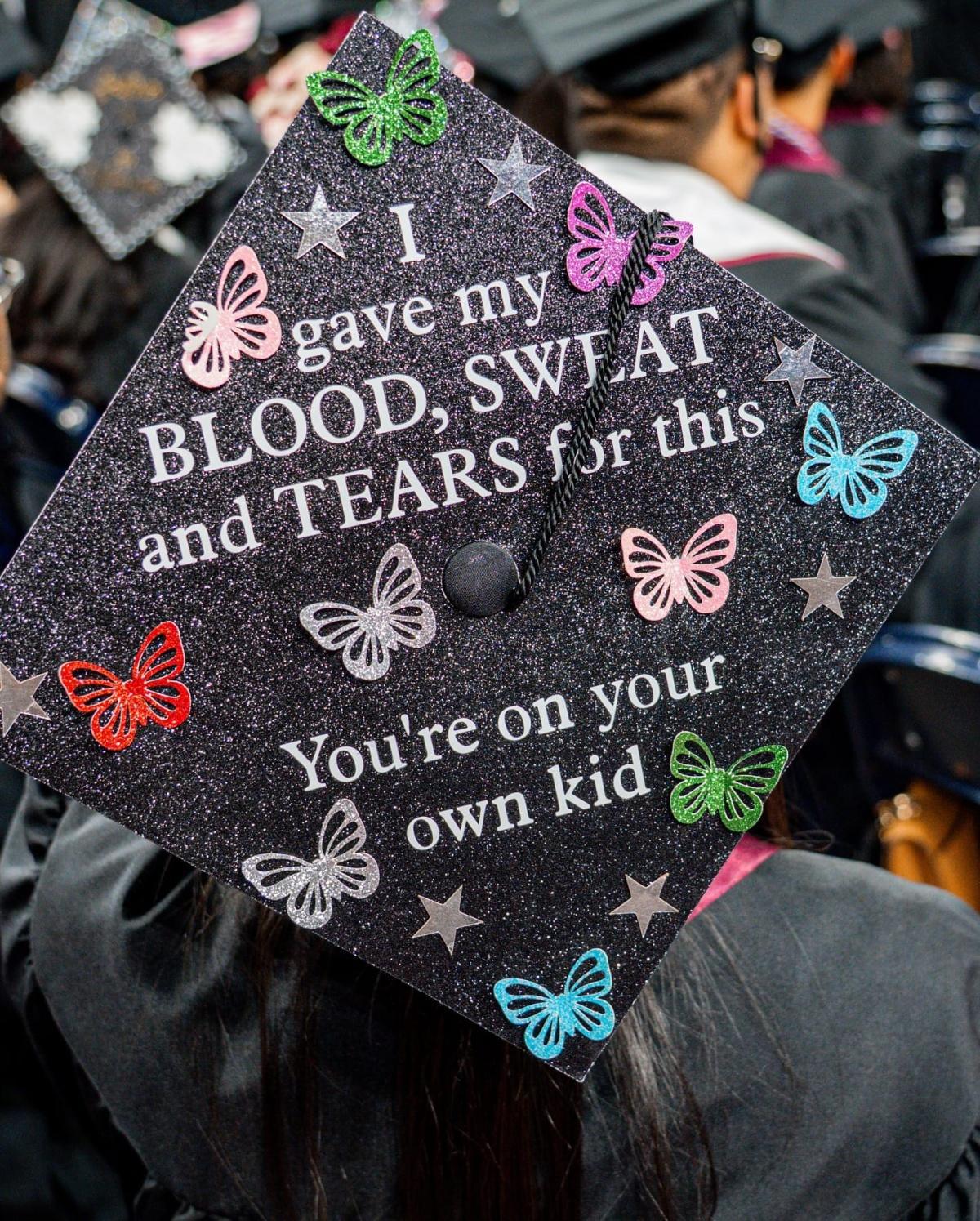 États-Unis : les diplômés de cette université détournent leur chapeau avec créativité États-Unis : les diplômés de cette université détournent leur chapeau avec créativité