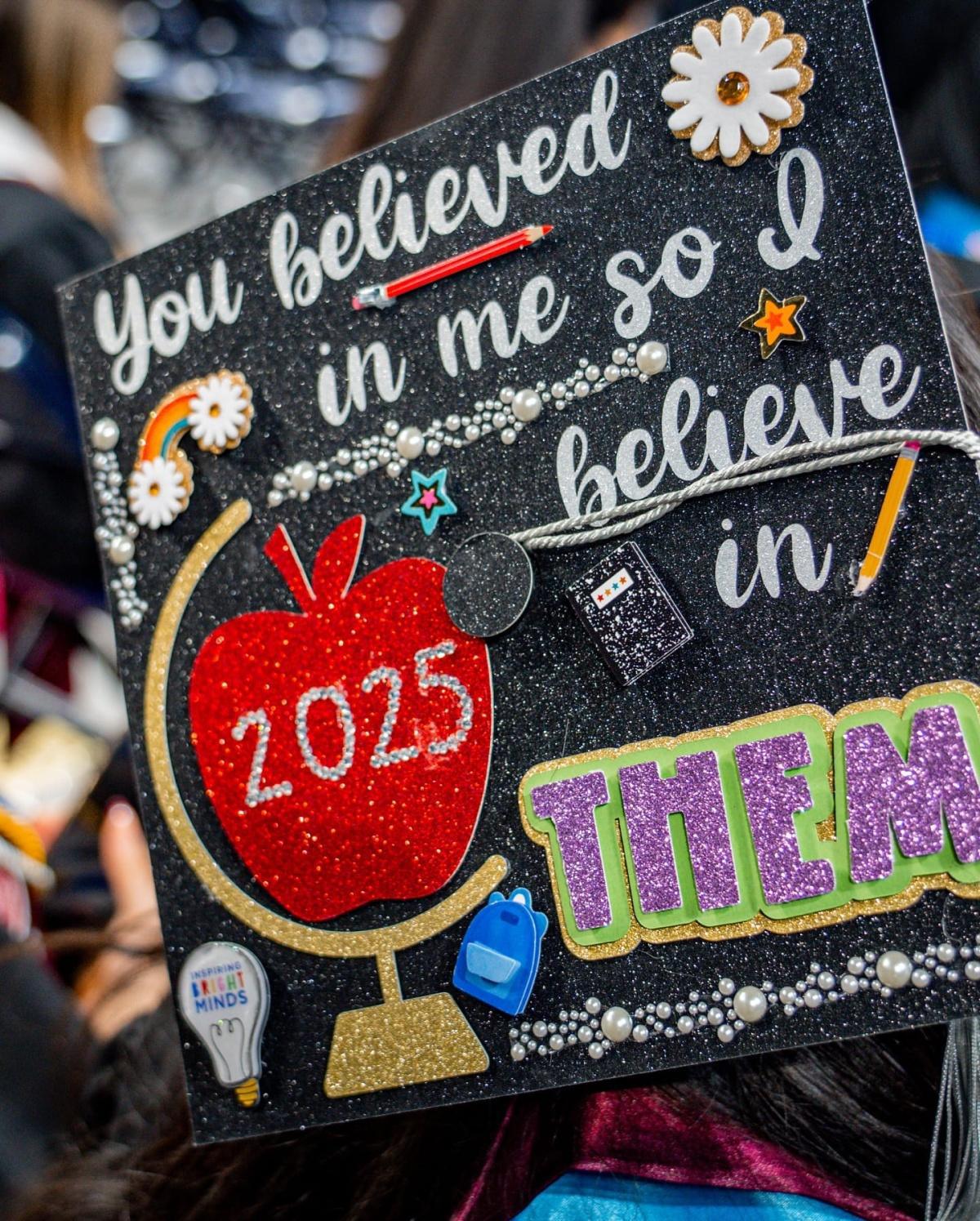 États-Unis : les diplômés de cette université détournent leur chapeau avec créativité États-Unis : les diplômés de cette université détournent leur chapeau avec créativité