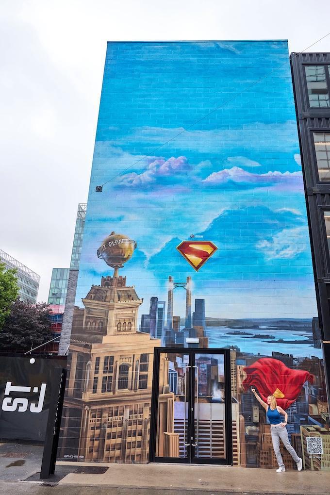Warner dévoile une fresque street art qui vous met dans la peau de Superman