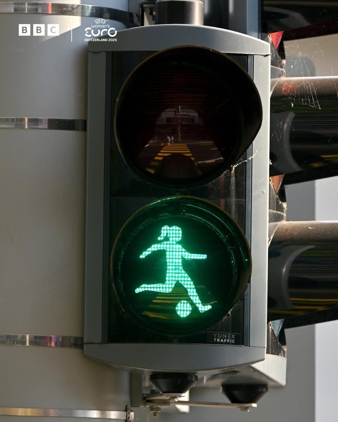 À Bâle, les feux piétons célèbrent l’Euro féminin avec des footballeuses en action À Bâle, les feux piétons célèbrent l’Euro féminin avec des footballeuses en action