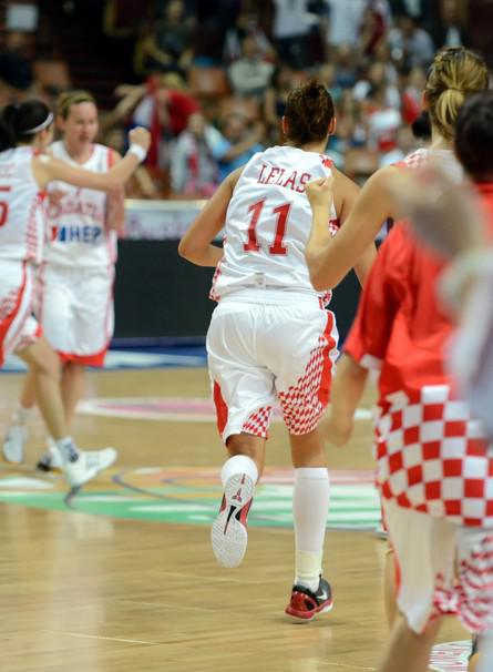 C'est gagné pour Ana et ses croates! La numéro 11 avec le maillot à damiers peut se précipiter vers ses camarades!
